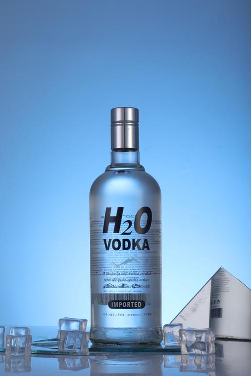 视觉与数字的双重奏 从艾莎视觉酒类摄影到高转化品牌网站建设